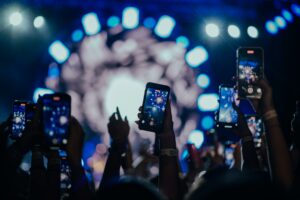 reseaux sociaux anime discussion fans smartphone