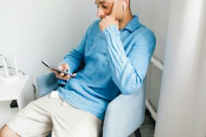 jeune regardant anime smartphone streaming